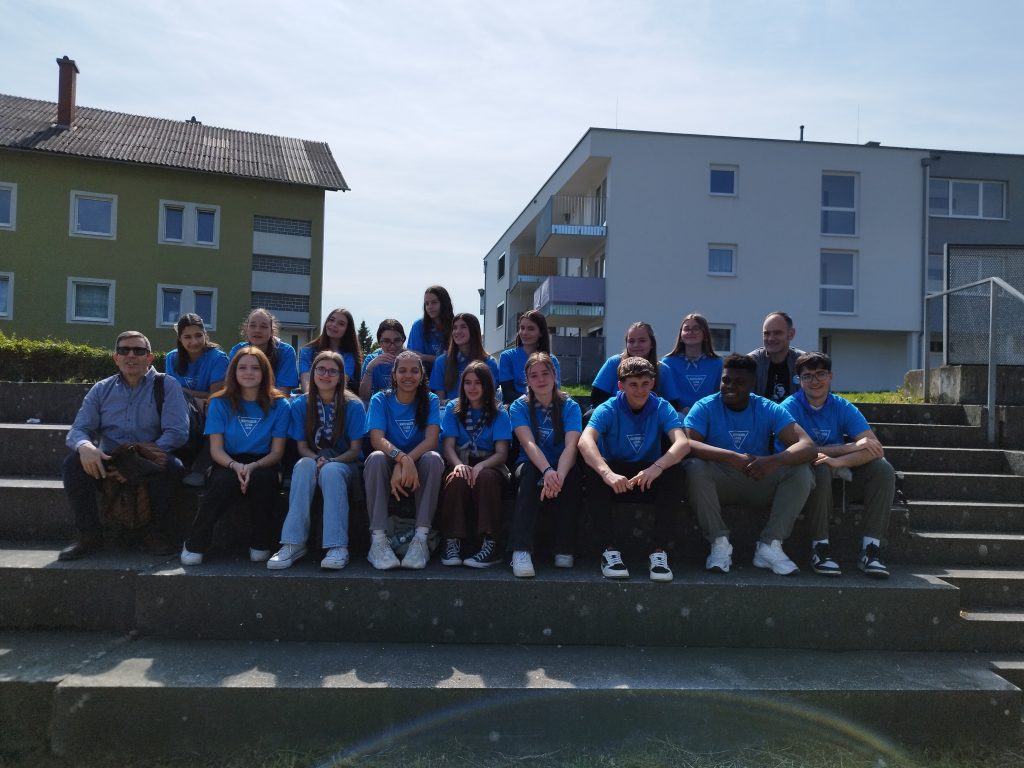 EL SILENCI DELS INNOCENTS, MAUTHAUSEN. Som la Paula Mérida i l’Elsa López, dues alumnes de primer de batxillerat implicades en el projecte Mauthausen. Aquest projecte forma part del Grup DEMD-Lleida, amb el qual hem anat fent diverses activitats tant a l’aula com al Teatre de l’Escorxador en memòria i record dels deportats republicans espanyols que van anar a parar a Mauthausen o en un dels seus subcamps. L’objectiu és conscienciar de la greu situació que patiren els presoners nazis en aquests camps i fer arribar la història a tots els joves estudiants. Nosaltres tinguérem l’oportunitat de viatjar a Àustria, un trajecte organitzat per l’Amical de Mauthausen i finançat per la Paeria de Lleida i els ajuntaments d’Almenar, Alguaire, Alfarràs i Oliana. Del 3 al 6 de maig, 17 estudiants lleidatans de diversos centres: IE Oliana, INS Màrius Torres, INS Almenar, Col·legi del Carme, INS Manuel de Montsuar, INS Caparrella, INS Guindàvols i INS Josep Lladonosa vam viatjar a Àustria per visitar el camp de concentració de Mauthausen i els seus subcamps i participar en els actes de commemoració del seu alliberament el 5 de maig de 1945.